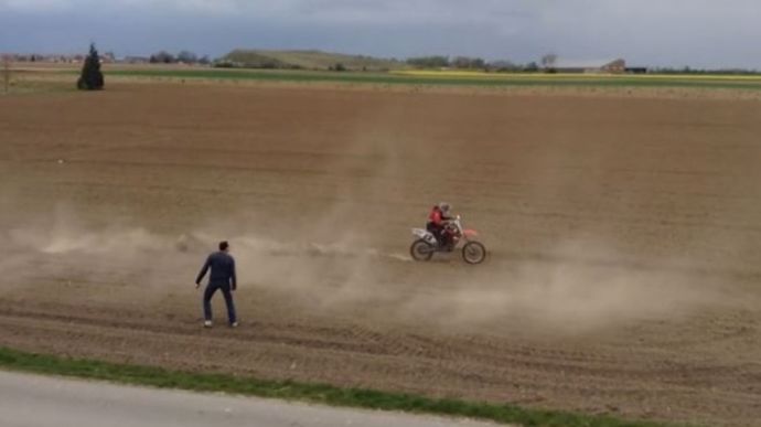 Rodéo sauvage dans une parcelle agricole