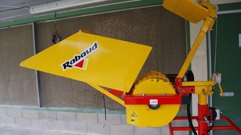 Une distributrice Rabaud de litière automatisée