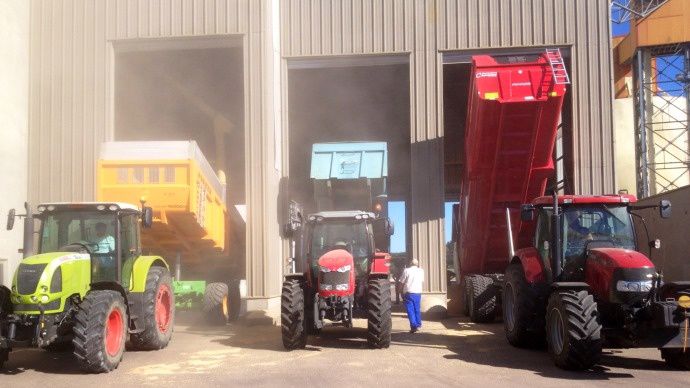 Réception de la moisson au silo de Brienon sur Armançon.