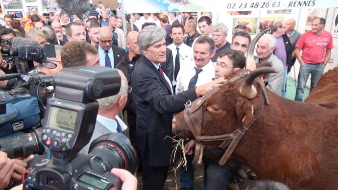 Stéphane Le Foll, ministre de l'Agriculture dans le Hall 1 du Space. Il ne pouvait pas rentrer sur Paris sans rencontrer les éleveurs venus présenter leurs animaux.