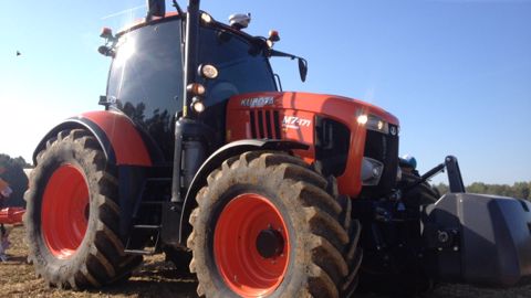 Tracteur de 170 ch, Cvt, semoirs, presses : le Japonais devient full liner