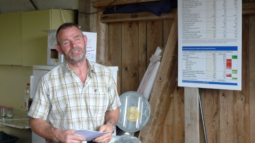 Peter Suter travaille sur sa ferme avec six autres personnes. L'organisation du travail est l'une des clés de réussite. (©Btpl/ Edf)