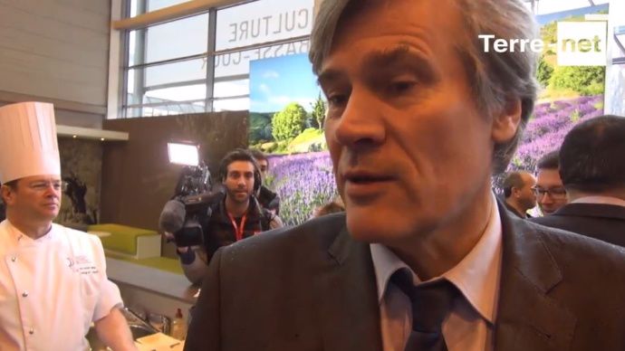 Stéphane Le Foll, lors du salon de l'Agriculture, répond aux critiques de son prédécesseur Bruno Le Maire