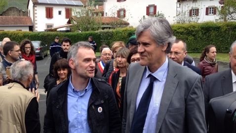 Laurent Pinatel porte-parole de la Confédération Paysanne en compagnie de Stéphane Le Foll, ministre de l'Agriculture à Saint-Jean-Pied-de-Port. (©Terre-net Média) 