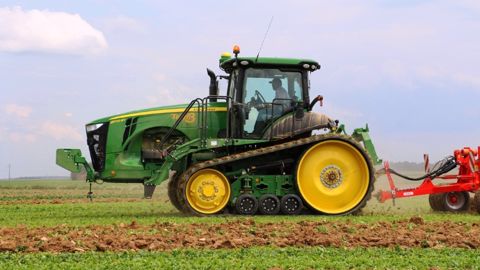 Vue de profil, c’est un tracteur assez surprenant. Le voici dans la Somme, dans la ferme de Frédéric Carbonnaux. Chaque année, entre 25 et 30 tracteurs 8RT sont commercialisés en France. (©Terre-net Média)