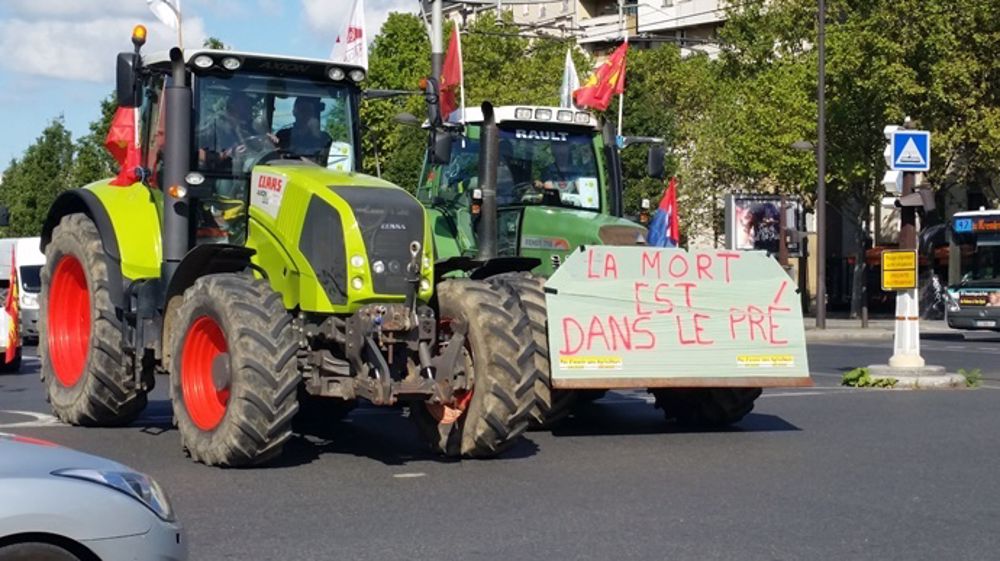 Les tracteurs ont envahi Paris ce jeudi 3 septembre 2015. (©Terre-net Média) Les tracteurs ont envahi Paris ce jeudi 3 septembre 2015. (©Terre-net Média)