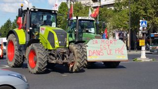 Les tracteurs ont envahi Paris ce jeudi 3 septembre 2015. (©Terre-net Média) Les tracteurs ont envahi Paris ce jeudi 3 septembre 2015. (©Terre-net Média)