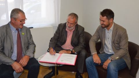 Jean-Marie Lenfant, représentant du réseau Bienvenue à la ferme, Guy Vasseur, président de l'Apca, et Florian Breton, président et fondateur de Miimosa, ont signé un partenariat pour développer le crowdfunding en agriculture. (©Terre-net Média)
