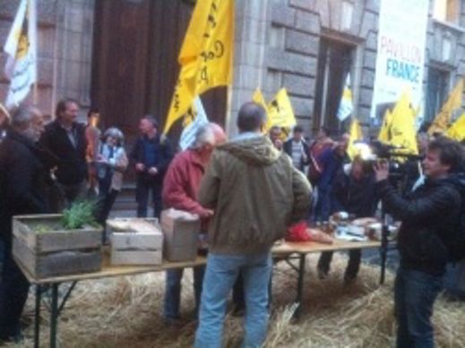 Action syndicale de la Confédération paysanne devant le ministère de l'Agriculture mardi 20 octobre.