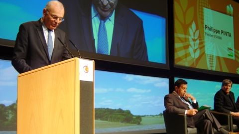 Lors du dernier Sommet du végétal, Philippe Pinta, président de l'AGPB et d'Orama, a dénoncé devant le ministre de l'agriculture l'accroissement des normes imposées aux céréaliers. (©Terre-net Média)