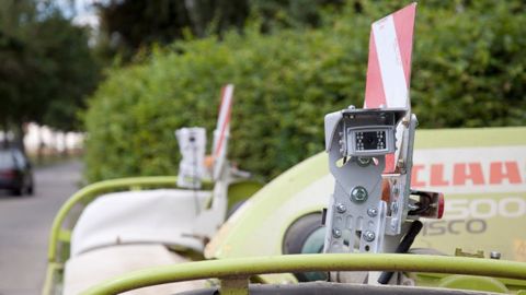 Deux caméras sont installées de part et d'autre de l'outil attelé à l'avant. (©Fliegl)