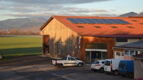 Les 20 modules installés sur le pan est de la toiture prennent le soleil levant du matin au pied des Vosges. (©Terre-net Média)