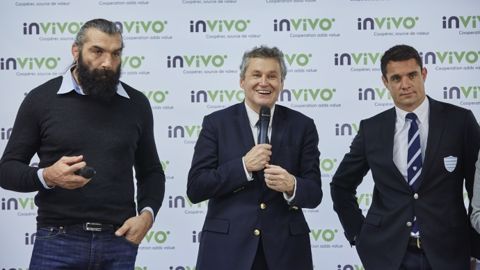 Thierry Blandinières, le directeur général d'Invivo, entouré des rugbymen Sébastien Chabal et Dan Carter, lors de la convention annuelle du groupe le 16 décembre 2015. (©Invivo)