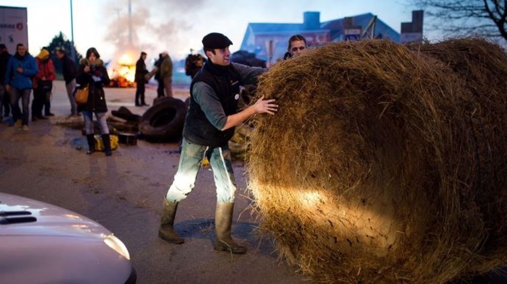 Lundi 15 février 2016, des agriculteurs en colère encerclent la ville de Vannes. (©Twitter) 