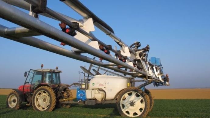 Pulvérisateur dans un champ pour un traitement phytosanitaire