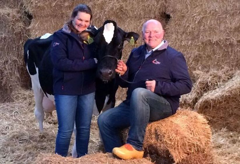 Ingrid et Jos Knoef, avec Big Boukje, la fierté de l'élevage. (© <a target="_blank" href="https://www.crv4all.nl/levensduur/feestelijke-huldiging-van-big-boukje-192/">CRV4all </a>) 