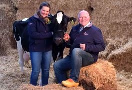 Ingrid et Jos Knoef, avec Big Boukje, la fierté de l'élevage. (© <a target="_blank" href="https://www.crv4all.nl/levensduur/feestelijke-huldiging-van-big-boukje-192/">CRV4all </a>) Ingrid et Jos Knoef, avec Big Boukje, la fierté de l'élevage. (© <a target="_blank" href="https://www.crv4all.nl/levensduur/feestelijke-huldiging-van-big-boukje-192/">CRV4all </a>)