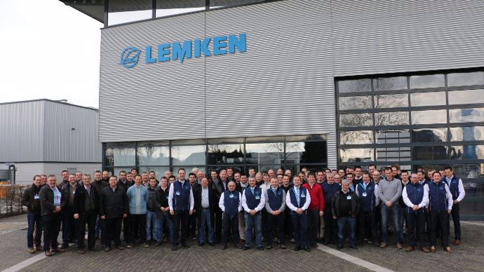 Un des groupes de concessionnaires français en formation à l'usine de Alpen de Lemken. (©Terre-net-média)