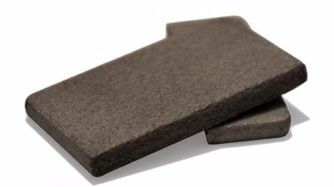 Vendu en plaquette, le Ferobide est facile à couper et à souder. (©Tenmat) Vendu en plaquette, le Ferobide est facile à couper et à souder. (©Tenmat)