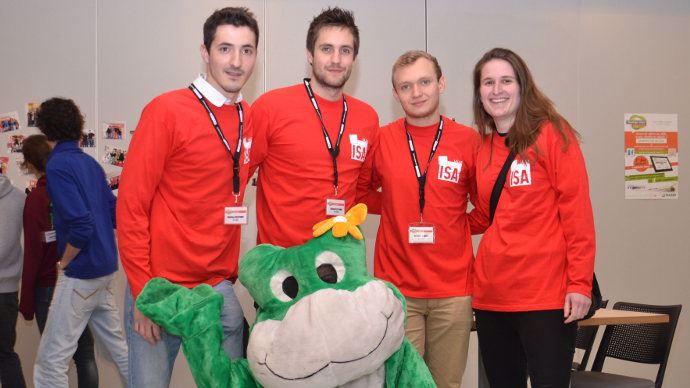 L'équipe gagnante du DBE de Lille et sa Mascotte