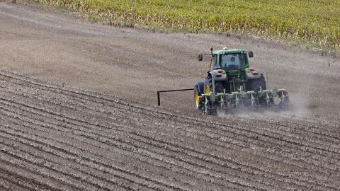 Parmi les chantiers envisagés en 2016, Stéphane Le Foll souhaite réduire la pression environnementale pour les modes de production les plus vertueux en matière d'agro-écologie. (©Watier visuels) Parmi les chantiers envisagés en 2016, Stéphane Le Foll souhaite réduire la pression environnementale pour les modes de production les plus vertueux en matière d'agro-écologie. (©Watier visuels)