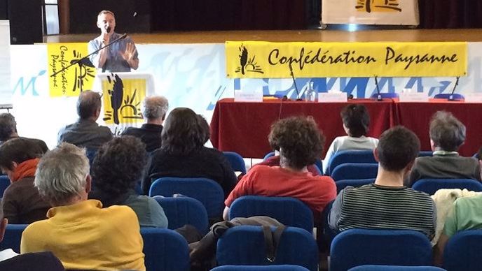 Laurent Pinatel, à la tribune de la 29e assemblée générale de la Confédération paysanne, à Montreuil.