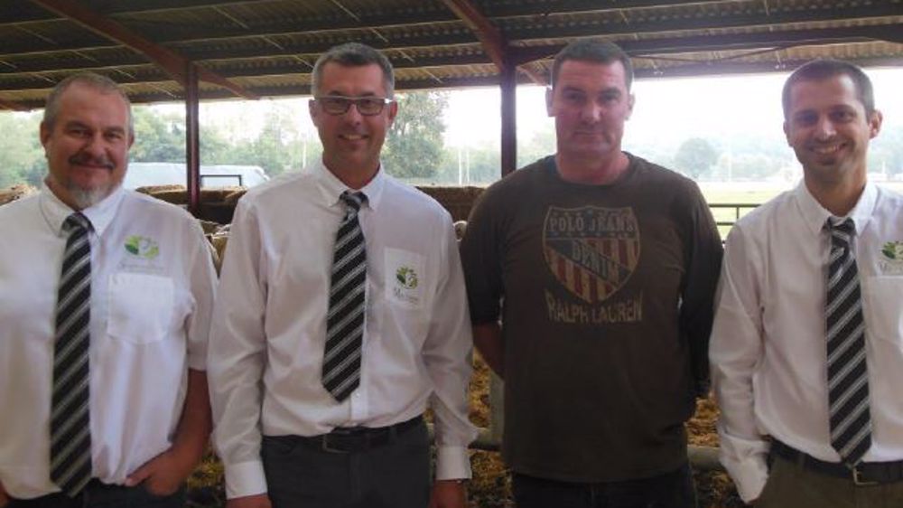 Les nutritionnistes BDM : Stéphane Baille, Marc Didienne, et Yan Mathioux avec Laurent Boudet, éleveur de 200 charolaises à Reugny dans l'Allier qui lancent la démarche MDB.  (©BDM)