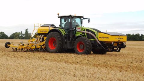 Claydon lance une trémie frontale de 1 750 l capable de distribuer 400 kg/ha à 10 km/h. (©Claydon) Claydon lance une trémie frontale de 1 750 l capable de distribuer 400 kg/ha à 10 km/h. (©Claydon)