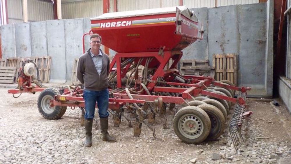 Marc Bouquet a utilisé son semoir à dents pour semer un mélange colza-luzerne dans les pailles de son précédent escourgeon en août 2015. (©Terre-net Média)