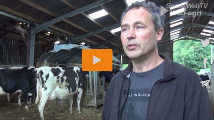 Eleveur atypique, Didier Mestric utilise au quotidien les nouvelles technologies dans son travail à la ferme.