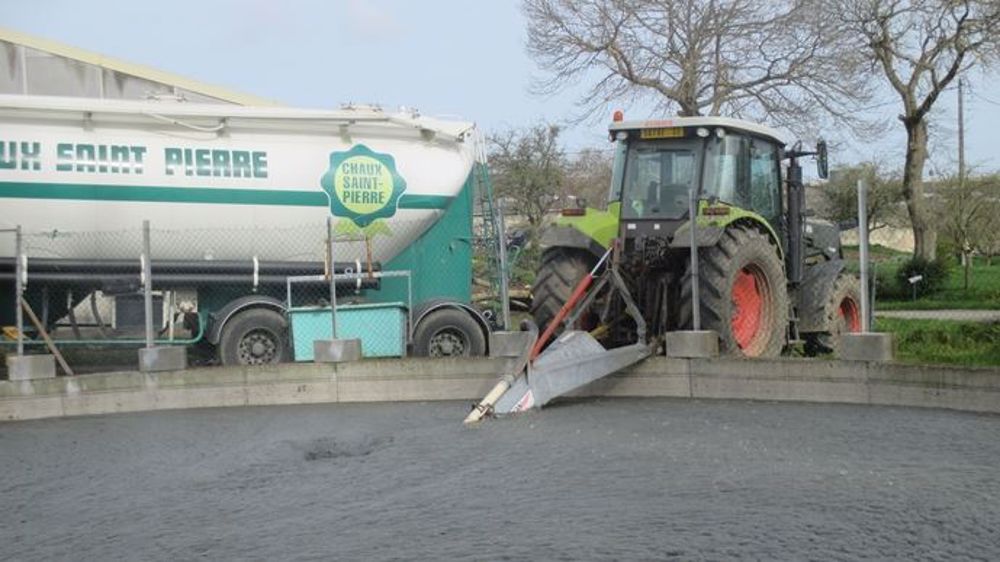 Le réactif sec ajouté dans les lisiers apporte une qualité d'amendement minéral basique. (©Mauguin Epandage)