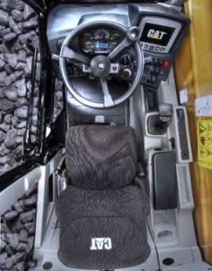 Intérieur de la cabine d'un TH306D avec moniteur et joystsick