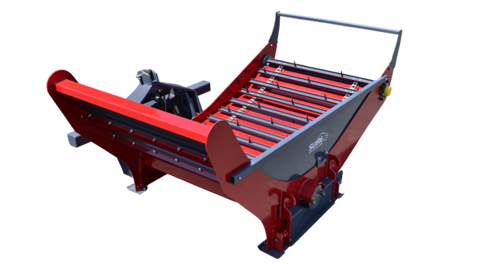 La Rollpick F s'attèle facilement à droite ou à gauche, selon le sens de distribution souhaité. (©Eurotechnics Agri)