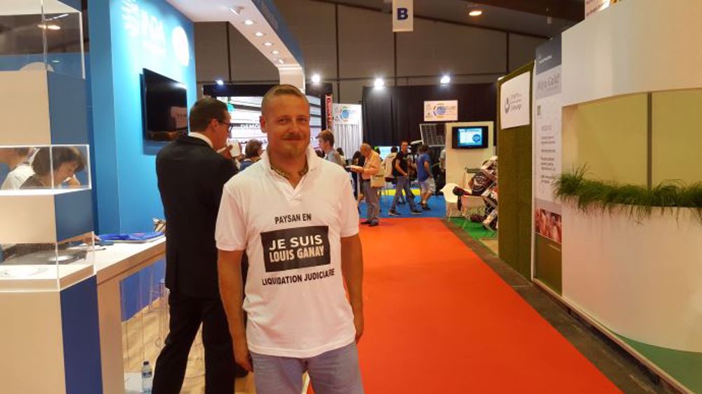 Louis-Xavier Ganay a visité le Space habillé d'un tee-shirt « Je suis Louis Ganay, paysan en liquidation judiciaire » (©Terre-net Média)