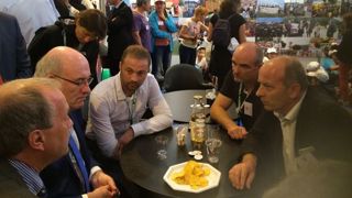En visite au Space, Phil Hogan a évoqué la prochaine Pac. (©@Combot-Madec) En visite au Space, Phil Hogan a évoqué la prochaine Pac. (©@Combot-Madec)