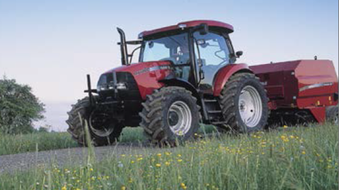 Le Case IH MXU 100 en chemin pour le pressage. (©Case IH) 
