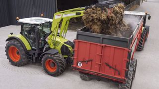 Le Claas Arion 640 au chargement de fumier. (©Claas) Le Claas Arion 640 au chargement de fumier. (©Claas)