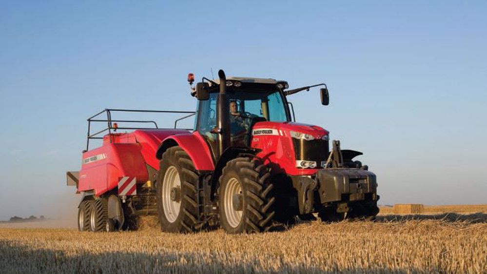 Le Massey Ferguson 7624 au pressage. (©Massey Ferguson) 