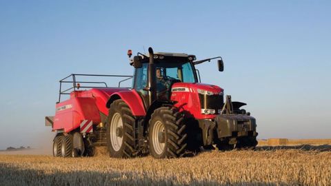 Le Massey Ferguson 7624 au pressage. (©Massey Ferguson) Le Massey Ferguson 7624 au pressage. (©Massey Ferguson)