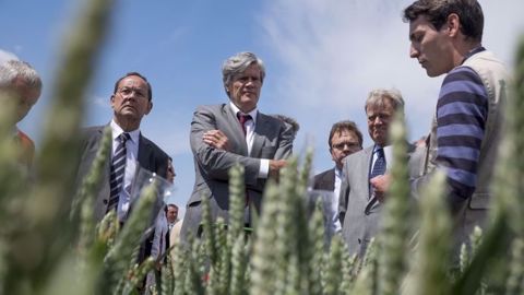 « Le <strong>Guiness des records</strong>, il faut l'attribuer aux agriculteurs <br />qui encaissent les <strong>aléas climatiques</strong>, les baisses de prix, les contraintes réglementaires, <br />la réduction des aides et qui, malgré tout ça, sont encore agriculteurs », estime Steph 72. (© Minagri) « Le <strong>Guiness des records</strong>, il faut l'attribuer aux agriculteurs <br />qui encaissent les <strong>aléas climatiques</strong>, les baisses de prix, les contraintes réglementaires, <br />la réduction des aides et qui, malgré tout ça, sont encore agriculteurs », estime Steph 72. (© Minagri)