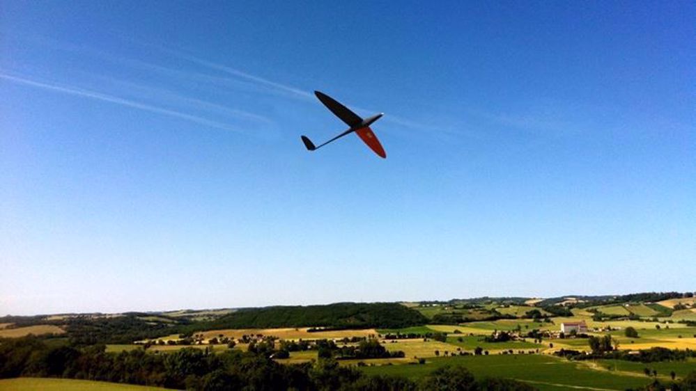 Des drones, des lunettes connectées, des lasers pour mesurer la hauteur de l'herbe... les fermes connectées sont-elles l'avenir de l'agriculture ? (©Terre-net Média)