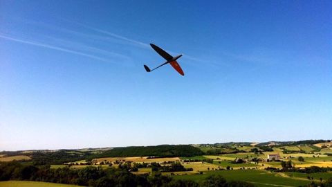 Des drones, des lunettes connectées, des lasers pour mesurer la hauteur de l'herbe... les fermes connectées sont-elles l'avenir de l'agriculture ? (©Terre-net Média) Des drones, des lunettes connectées, des lasers pour mesurer la hauteur de l'herbe... les fermes connectées sont-elles l'avenir de l'agriculture ? (©Terre-net Média)
