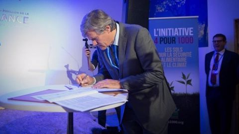 Au lancement de l'initiative "4 pour 1000" lors de la COP21 à Paris, Stéphane Le Foll avait fait adhéré plus de 100 partenaires. (©Minagri) Au lancement de l'initiative "4 pour 1000" lors de la COP21 à Paris, Stéphane Le Foll avait fait adhéré plus de 100 partenaires. (©Minagri)