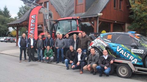 Une quinzaine d'agriculteurs et leur concessionnaire ont piloté une voiture de rallye sur la piste du circuit de Lohéac. (©Valtra)