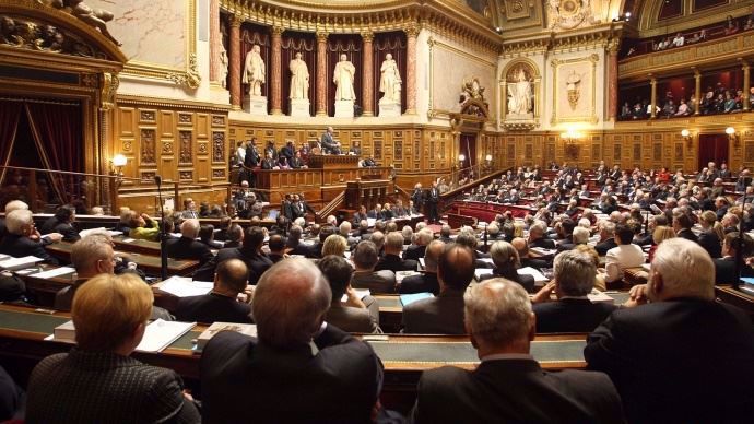 Au Sénat, les élus ont voté une résolution visant à simplifier les normes agricoles.