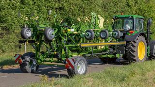 Krone KWT 1300 grande largeur et gabarit routier compact et stable. (©Krone) Krone KWT 1300 grande largeur et gabarit routier compact et stable. (©Krone)