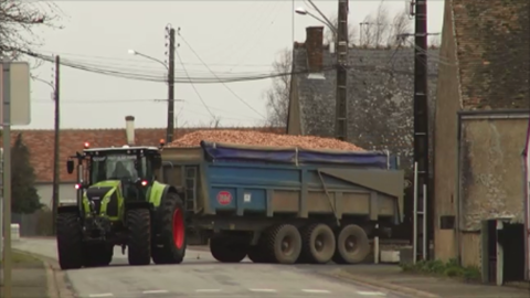 Les chauffeurs des entreprises de travaux agricoles saisissent les heures effectuées chez le client directement sur le smartphone. (©Terre-net)