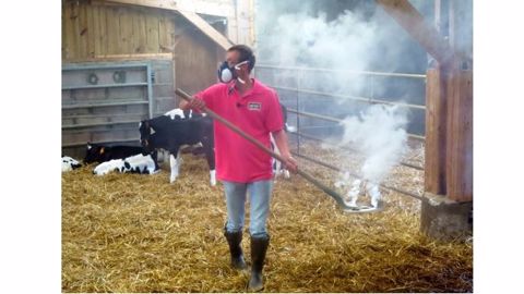 L'équipe rose en pleine fumigation durant l'épreuve du jugement d'ambiance du bâtiment. (©Farmer Academy)