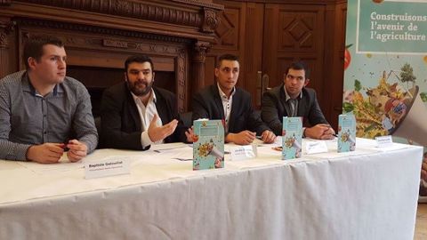 Baptiste Gatouillat, Jérémy Decerle, Samuel Vandaele et Pierre-Marie Vouillot, représentants de Jeunes agriculteurs, lors de la présentation des voeux 2017 du syndicat à la presse, mercredi 4 janvier. (©Terre-net Média) Baptiste Gatouillat, Jérémy Decerle, Samuel Vandaele et Pierre-Marie Vouillot, représentants de Jeunes agriculteurs, lors de la présentation des voeux 2017 du syndicat à la presse, mercredi 4 janvier. (©Terre-net Média)