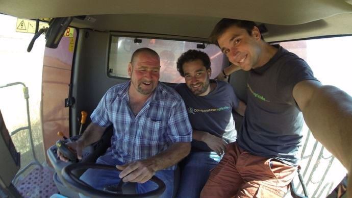 Les fondateurs du site ComparateurAgricole.com avec un agriculteur utilisateur de la plateforme de vente en ligne de céréales.
